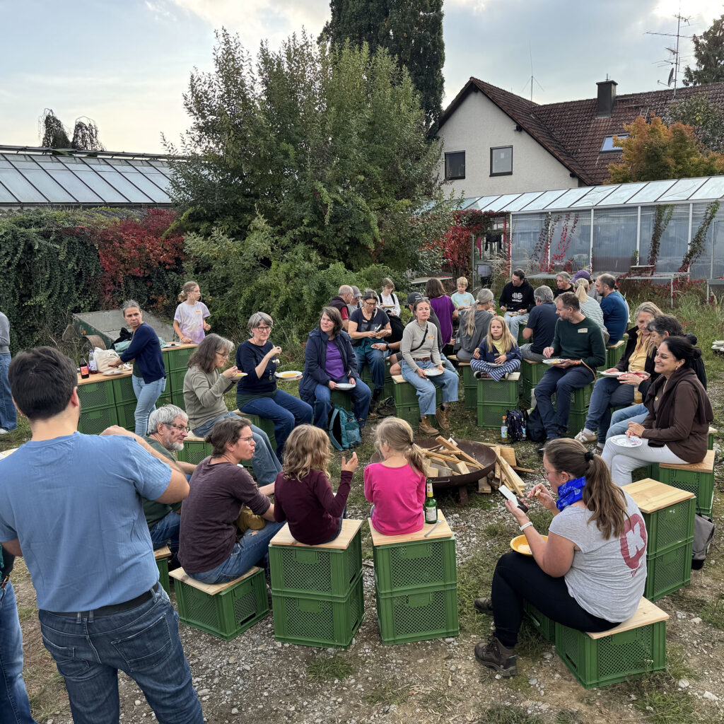 Gemeinsam essen beim Kartoffelfeuer